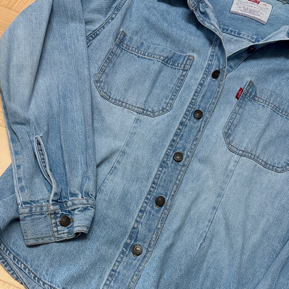 Levi's Classic Light Blue Denim Shirt - Picture 4 of 10